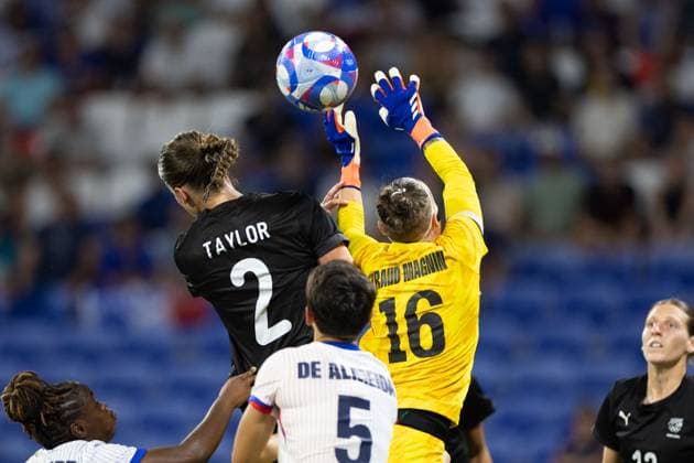Lyon, France, July 31th 2024: Kate Taylor (2 New Zealand) jumps for a header during the Olympic Games, Olympische Spiele, Olympia, OS Paris 2024 Women Group A football match between New Zealand and France at Stade de Lyon in Lyon, France. (Ane Frosaker SPP) Copyright: xAnexFrosakerx xSPPx spp-en-AnFrSp-_F_23857