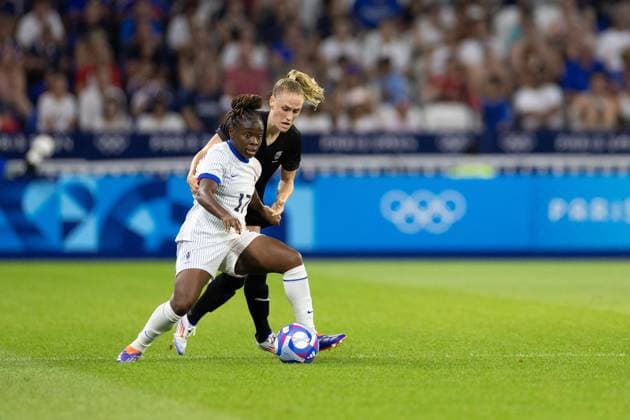 Lyon, France, July 31th 2024: Sandy Baltimore (17 France) battle for the ball during the Olympic Games, Olympische Spiele, Olympia, OS Paris 2024 Women Group A football match between New Zealand and France at Stade de Lyon in Lyon, France. (Ane Frosaker SPP) Copyright: xAnexFrosakerx xSPPx spp-en-AnFrSp-_F_23901