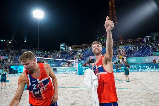 Paris 2024 Summer Olympics Paris, France 20240731 Anders Mol and Christian Sorum from Norway beat Alex Ranghieri and Adrian Carambula from Italy in the second match of the sand volleyball group stage at the Eiffel Tower Stadium during the Paris 2024 Olympics Photo Fredrik Varfjell NTB Paris France EDITORIAL USE ONLY RESTRICTED USE FOR BETTING COMPANIES  Copyright: xFredrikxVarfjellx xNTBx