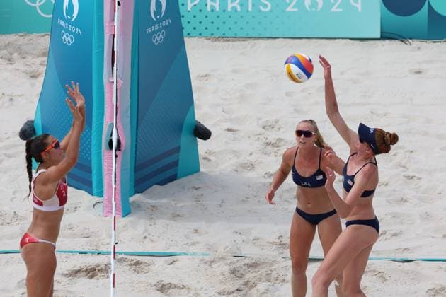 July 31, 2024, Paris, Ile-De-France, France: Beach volleyball, Beachvolleyball Women s Preliminary Phase Pool C match between Sara HUGHES and Kelly CHENG of United States against Clemence VIEIRA and Aline CHAMEREAU of Franceat the Paris 2024 Olympic Games, Olympische Spiele, Olympia, OS in Eiffel Tower Stadium in Paris, France Paris France - ZUMAc179 20240731_oly_c179_040 Copyright: xMickaelxChavetx