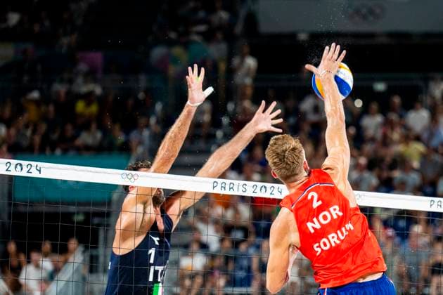 Paris 2024 Summer Olympics Paris, France 20240731 Anders Mol and Christian Sorum from Norway against Alex Ranghieri and Adrian Carambula from Italy in the second match of the group stage in sand volleyball at the Eiffel Tower Stadium during the Paris 2024 Olympics Photo Fredrik Varfjell NTB Paris France EDITORIAL USE ONLY RESTRICTED USE FOR BETTING COMPANIES  Copyright: xFredrikxVarfjellx xNTBx