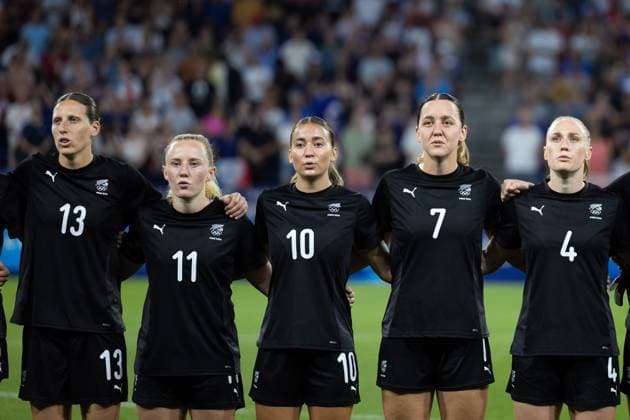Lyon, France, July 31th 2024: Players of New Zealand are seen during the national anthem before the Olympic Games, Olympische Spiele, Olympia, OS Paris 2024 Women Group A football match between New Zealand and France at Stade de Lyon in Lyon, France. (Ane Frosaker SPP) Copyright: xAnexFrosakerx xSPPx spp-en-AnFrSp-_F_17226