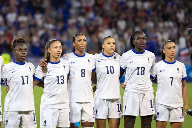 Lyon, France, July 31th 2024: Players of France are seen during the national anthem before the Olympic Games, Olympische Spiele, Olympia, OS Paris 2024 Women Group A football match between New Zealand and France at Stade de Lyon in Lyon, France. (Ane Frosaker SPP) Copyright: xAnexFrosakerx xSPPx spp-en-AnFrSp-_F_17335