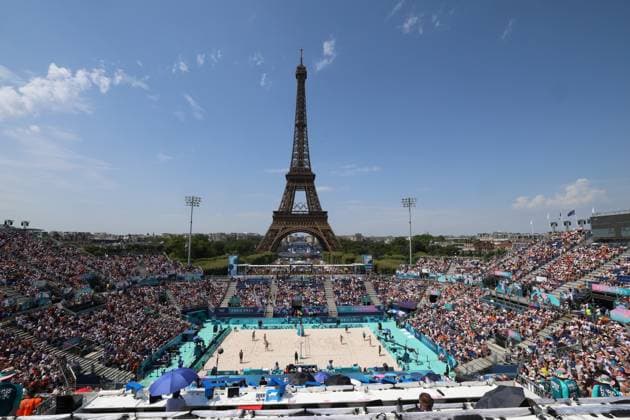 July 31, 2024, Paris, Ile-De-France, France: Beach volleyball, Beachvolleyball Women s Preliminary Phase Pool C match between Sara HUGHES and Kelly CHENG of United States against Clemence VIEIRA and Aline CHAMEREAU of Franceat the Paris 2024 Olympic Games, Olympische Spiele, Olympia, OS in Eiffel Tower Stadium in Paris, France Paris France - ZUMAc179 20240731_oly_c179_109 Copyright: xMickaelxChavetx