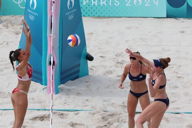 July 31, 2024, Paris, Ile de France, France: Beach volleyball, Beachvolleyball Women s Preliminary Phase Pool C match between Sara HUGHES and Kelly CHENG of United States against Clemence VIEIRA and Aline CHAMEREAU of Franceat the Paris 2024 Olympic Games, Olympische Spiele, Olympia, OS in Eiffel Tower Stadium in Paris, France Paris France - ZUMAc179 20240731_oly_c179_028 Copyright: xMickaelxChavetx