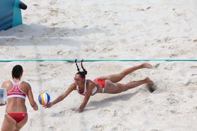 July 31, 2024, Paris, Ile-De-France, France: CLEMENCE VIEIRA of France dives for the ball during the Beach volleyball, Beachvolleyball Women s Preliminary Phase Pool C match at the Paris 2024 Olympic Games, Olympische Spiele, Olympia, OS in Eiffel Tower Stadium in Paris, France Paris France - ZUMAc179 20240731_oly_c179_052 Copyright: xMickaelxChavetx