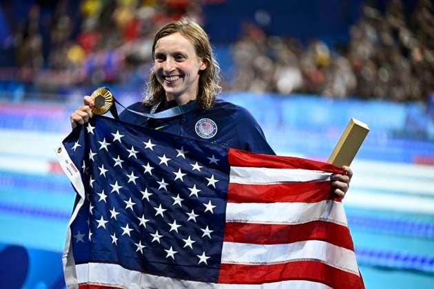 Sport Themen der Woche KW31 Sport Bilder des Tages (240731) -- PARIS, July 31, 2024 -- Gold medalist Katie Ledecky of the United States shows the medal after the victory ceremony for the women s 1500m freestyle of swimming at Paris 2024 Olympic Games, Olympische Spiele, Olympia, OS in Paris, France, on July 31, 2024. ) (PARIS2024)FRANCE-PARIS-OLY-SWIMMING WangxPeng 