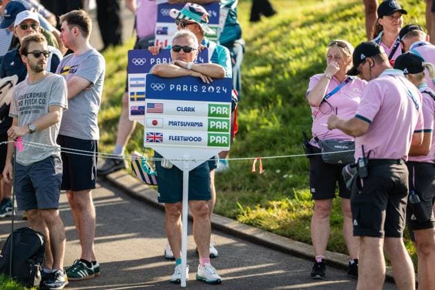 240801 A volunteer with a sign in men s individual golf round 1 during day 6 of the Paris 2024 Olympic Games, Olympische Spiele, Olympia, OS on August 1, 2024 in Paris. Photo: Ludvig Thunman BILDBYRAN kod LT LT0653 golf olympic games olympics os ol olympiska spel olympiske leker paris 2024 paris-os paris-ol 6 bbeng Copyright: LUDVIGxTHUNMAN BB240801LT004