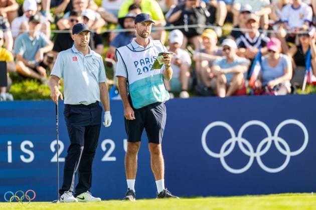 240801 Alex NorÃ n of Sweden with his caddie in men s individual golf round 1 during day 6 of the Paris 2024 Olympic Games, Olympische Spiele, Olympia, OS on August 1, 2024 in Paris. Photo: Ludvig Thunman BILDBYRAN kod LT LT0653 golf olympic games olympics os ol olympiska spel olympiske leker paris 2024 paris-os paris-ol 6 bbeng Copyright: LUDVIGxTHUNMAN BB240801LT012