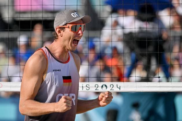Olympische Spiele Beach volleyball, Beachvolleyball ; Paris 01.08.2024 Vorrunde, Herren, GER_AUS, Nils Ehlers (1, GER), Copyright: xBEAUTIFULxSPORTS TomxBlochx