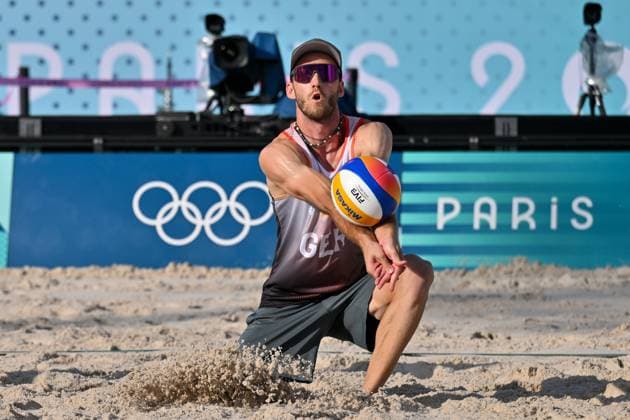 Olympische Spiele Beach volleyball, Beachvolleyball ; Paris 01.08.2024 Vorrunde, Herren, GER_AUS, Clemens Wickler (2, GER), Copyright: xBEAUTIFULxSPORTS TomxBlochx