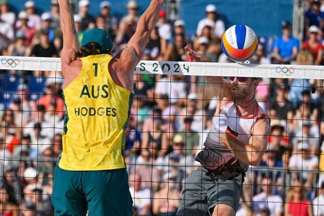 Olympische Spiele Beach volleyball, Beachvolleyball ; Paris 01.08.2024 Vorrunde, Herren, GER_AUS, Clemens Wickler (2, GER), im Angriff gegen 1 Thomas Hodges AUS, Copyright: xBEAUTIFULxSPORTS TomxBlochx