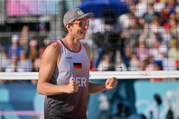 Olympische Spiele Beach volleyball, Beachvolleyball ; Paris 01.08.2024 Vorrunde, Herren, GER_AUS, Nils Ehlers (1, GER), Copyright: xBEAUTIFULxSPORTS TomxBlochx