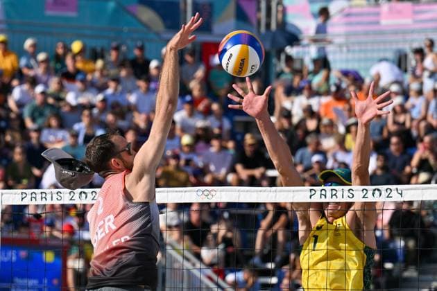 Olympische Spiele Beach volleyball, Beachvolleyball ; Paris 01.08.2024 Vorrunde, Herren, GER_AUS, Clemens Wickler (2, GER), im Angriff gegen 1 Thomas Hodges AUS, verliert Kappe, Copyright: xBEAUTIFULxSPORTS TomxBlochx