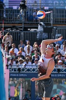 Olympische Spiele Beach volleyball, Beachvolleyball ; Paris 01.08.2024 Vorrunde, Herren, GER_AUS, Nils Ehlers (1, GER), Copyright: xBEAUTIFULxSPORTS TomxBlochx