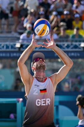 Olympische Spiele Beach volleyball, Beachvolleyball ; Paris 01.08.2024 Vorrunde, Herren, GER_AUS, Clemens Wickler (2, GER), Copyright: xBEAUTIFULxSPORTS TomxBlochx