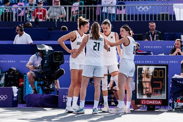 FRA, Paris, Olympischen Spiele Paris 2024, (01.08.2024, (3x3 Basketball Damen Deutschland - Kanada, La Concorde 1) Teamkreis der 3x3 Damen Deutschland Copyright: HMBxMedia SteffiexWunderl