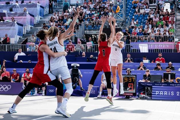 FRA, Paris, Olympischen Spiele Paris 2024, (01.08.2024, (3x3 Basketball Damen Deutschland - Kanada, La Concorde 1) Michelle Plouffe (Kanada, 1), Marie Reichert (Deutschland, 6) im Wurf Copyright: HMBxMedia SteffiexWunderl