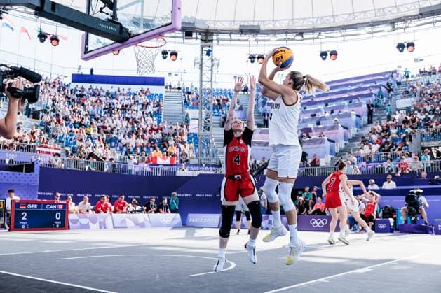 FRA, Paris, Olympischen Spiele Paris 2024, (01.08.2024, (3x3 Basketball Damen Deutschland - Kanada, La Concorde 1) Kacie Bosch (Kanada, 4), Sonja Greinacher (Deutschland, 14) im Wurf Copyright: HMBxMedia SteffiexWunderl