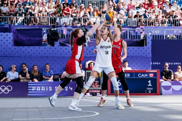 FRA, Paris, Olympischen Spiele Paris 2024, (01.08.2024, (3x3 Basketball Damen Deutschland - Kanada, La Concorde 1) Kacie Bosch (Kanada, 4), Sonja Greinacher (Deutschland, 14) am Ball, Michelle Plouffe (Kanada, 1) Copyright: HMBxMedia SteffiexWunderl