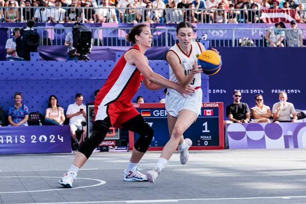 FRA, Paris, Olympischen Spiele Paris 2024, (01.08.2024, (3x3 Basketball Damen Deutschland - Kanada, La Concorde 1) Michelle Plouffe (Kanada, 1), Elisa Mevius (Deutschland, 8) am Ball Copyright: HMBxMedia SteffiexWunderl