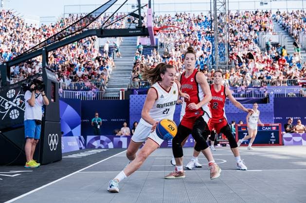 FRA, Paris, Olympischen Spiele Paris 2024, (01.08.2024, (3x3 Basketball Damen Deutschland - Kanada, La Concorde 1) Svenja Brunckhorst (Deutschland, 21) am ball, Michelle Plouffe (Kanada, 1) Copyright: HMBxMedia SteffiexWunderl
