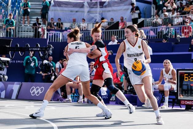 FRA, Paris, Olympischen Spiele Paris 2024, (01.08.2024, (3x3 Basketball Damen Deutschland - Kanada, La Concorde 1) Marie Reichert (Deutschland, 6), Kacie Bosch (Kanada, 4), Elisa Mevius (Deutschland, 8) am Ball Copyright: HMBxMedia SteffiexWunderl