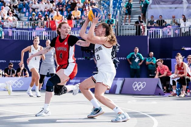 FRA, Paris, Olympischen Spiele Paris 2024, (01.08.2024, (3x3 Basketball Damen Deutschland - Kanada, La Concorde 1) Kacie Bosch (Kanada, 4), Svenja Brunckhorst (Deutschland, 21) im Wurf Copyright: HMBxMedia SteffiexWunderl