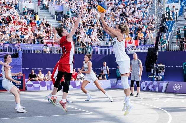 FRA, Paris, Olympischen Spiele Paris 2024, (01.08.2024, (3x3 Basketball Damen Deutschland - Kanada, La Concorde 1) Michelle Plouffe (Kanada, 1), Sonja Greinacher (Deutschland, 14) im Wurf Copyright: HMBxMedia SteffiexWunderl