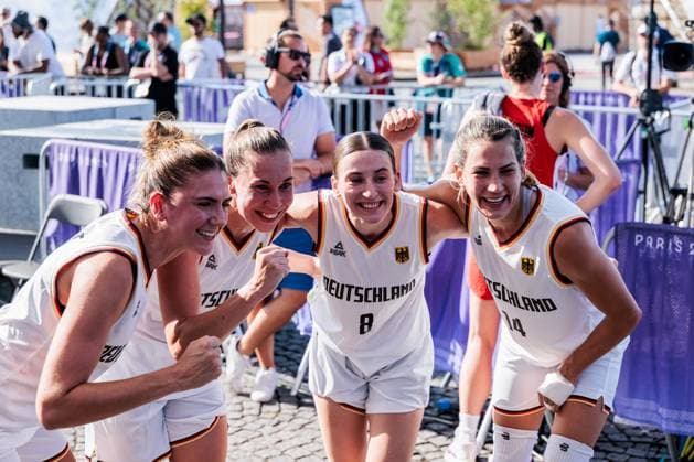 FRA, Paris, Olympischen Spiele Paris 2024, (01.08.2024, (3x3 Basketball Damen Deutschland - Kanada, La Concorde 1) Jubel bei den deutschen Damen nach dem Sieg gegen Kanada Marie Reichert (Deutschland, 6), Svenja Brunckhorst (Deutschland, 21), Elisa Mevius (Deutschland, 8), Sonja Greinacher (Deutschland, 14) Copyright: HMBxMedia SteffiexWunderl