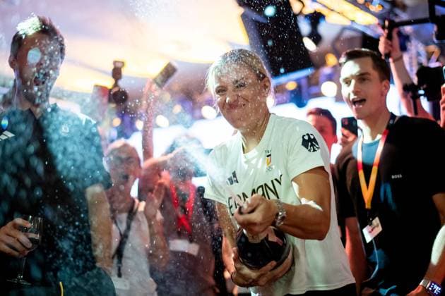 Angelique Kerber (Deutschland, Tennis) feiert ihr Karriereende mit Sekt Champagnerdusche, FRA, Olympische Spiele Paris 2024, Feier im Deutschen Haus, 31.07.2024 FRA, Olympische Spiele Paris 2024, Feier im Deutschen Haus, 31.07.2024 Paris Copyright: xEibner-Pressefoto Memmlerx EP_MMR