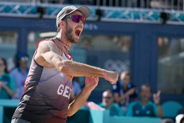 Olympische Spiele Beach volleyball, Beachvolleyball ; Paris 01.08.2024 Vorrunde, Herren, GER_AUS, Clemens Wickler (2, GER), Matchball Jubel mit Sand, Copyright: xBEAUTIFULxSPORTS TomxBlochx