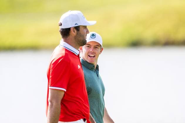 240801 Scottie Scheffler of USA and Rory McIlroy of Ireland compete in men s individual golf round 1 during day 6 of the Paris 2024 Olympic Games, Olympische Spiele, Olympia, OS on August 1, 2024 in Paris. Photo: Ludvig Thunman BILDBYRAN kod LT LT0653 golf olympic games olympics os ol olympiska spel olympiske leker paris 2024 paris-os paris-ol 6 bbeng irland ireland usa Copyright: LUDVIGxTHUNMAN BB240801LT044