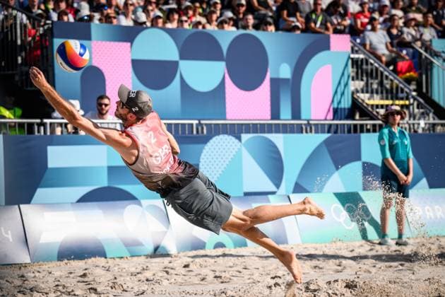 01.08.2024, Paris, Stadion Eiffelturm Beachvolleyball, Olympische Spiele, Vorrunde Abwehr Clemens Wickler (GER)