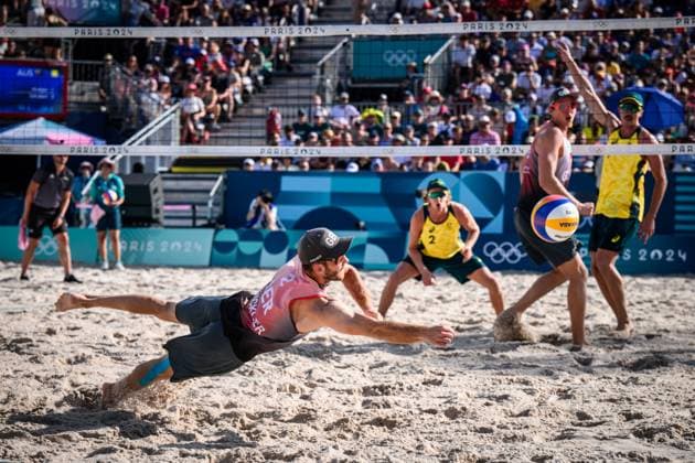 01.08.2024, Paris, Stadion Eiffelturm Beachvolleyball, Olympische Spiele, Vorrunde Abwehr Clemens Wickler (GER)