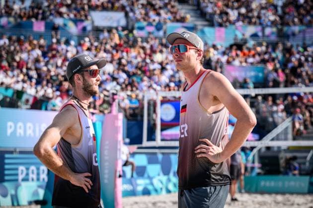 01.08.2024, Paris, Stadion Eiffelturm Beachvolleyball, Olympische Spiele, Vorrunde Clemens Wickler (links) und Nils Ehlers (GER) nachdenklich
