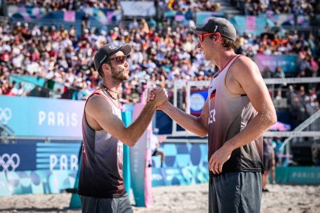 01.08.2024, Paris, Stadion Eiffelturm Beachvolleyball, Olympische Spiele, Vorrunde Clemens Wickler (links) und Nils Ehlers (GER) Shakehands