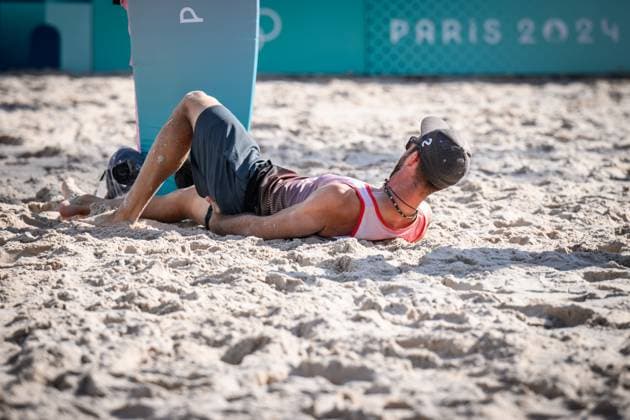 01.08.2024, Paris, Stadion Eiffelturm Beachvolleyball, Olympische Spiele, Vorrunde Clemens Wickler (GER) stolpert über Netzkamera und verletzt sich