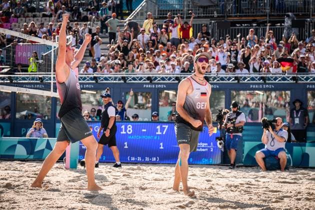 01.08.2024, Paris, Stadion Eiffelturm Beachvolleyball, Olympische Spiele, Vorrunde Jubel Nils Ehlers (links) und Clemens Wickler (GER) nach Matchball Sieg