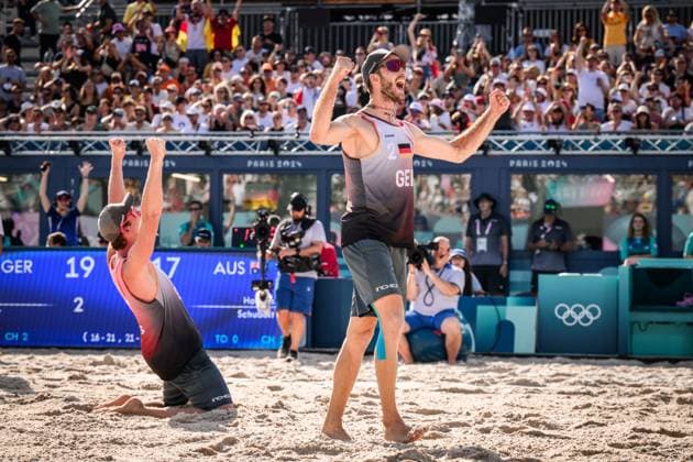 01.08.2024, Paris, Stadion Eiffelturm Beachvolleyball, Olympische Spiele, Vorrunde Jubel Nils Ehlers (links) und Clemens Wickler (GER) nach Matchball Sieg