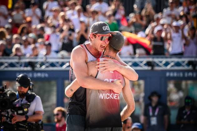 01.08.2024, Paris, Stadion Eiffelturm Beachvolleyball, Olympische Spiele, Vorrunde Jubel Nils Ehlers (links) und Clemens Wickler (GER) nach Matchball Sieg