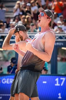 01.08.2024, Paris, Stadion Eiffelturm Beachvolleyball, Olympische Spiele, Vorrunde Jubel Nils Ehlers (links) und Clemens Wickler (GER) nach Matchball Sieg