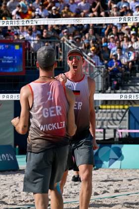 Olympische Spiele Beach volleyball, Beachvolleyball ; Paris 01.08.2024 Vorrunde, Herren, GER_AUS, Nils Ehlers (1, GER), Clemens Wickler (2, GER), Copyright: xBEAUTIFULxSPORTS TomxBlochx