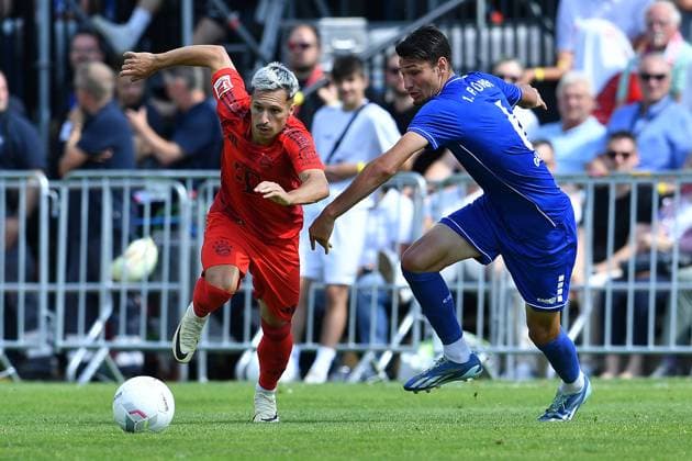 Fußball Freundschaftsspiel 1. FC Düren - FC Bayern München am 28.07.2024 im Karl-Knipprath-Stadion in Jülich Bryan Zaragoza ( München ), links - Meric-Nuh Gültekin ( Düren ), rechts