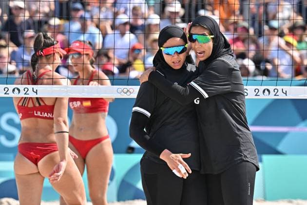 Bilder des Jahres 2024, Sport 08 August Sport Themen der Woche KW31 Paris 2024 - Women’s Beach volleyball, Beachvolleyball Spain v Egypt Lillana Paula of team Spain and Marwa D.Elghobashy of team Egypt during the Women s beach volleyball between Spain and Egypt during the Olympic Games, Olympische Spiele, Olympia, OS Paris 2024 at Eiffel Tower Stadium on August 1, 2024 in Paris, France. Photo by Laurent Zabulon ABACAPRESS.COM  Copyright: xZabulonxLaurent ABACAx
