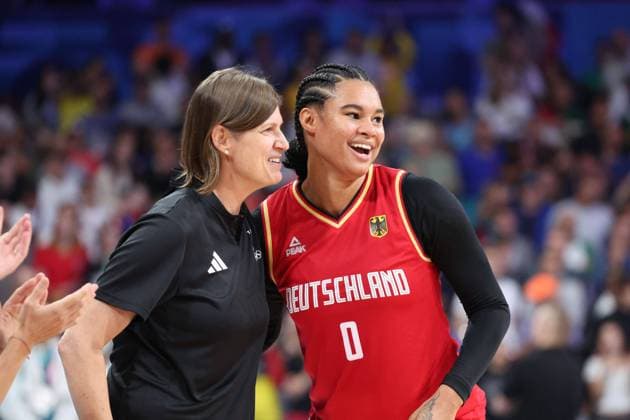 Lisa THOMAIDIS (coach Allemagne) et Satou SABALLY (Allemagne) Women basketball, Japan vs Germany, Women s preliminary round during the Olympic Games, Olympische Spiele, Olympia, OS Paris 2024 - photo Laurent Sanson DPPI Panoramic JO 2024 : BASKET BALL - Japon vs Germany - Jeux Olympiques 2024 - Paris2024 - Lille - 01 08 2024 DPPI Panoramic 