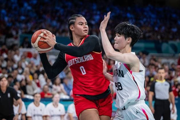 Olympische Spiele Paris 2024 Basketball Lille 01.08.2024 Vorrunde Frauen Damen Deutschland (GER) - Japan (JPN) Satou Sabally (Deutschland, No.00) AKAHO Himawari (Japan, No.88) *** Olympic Games Paris 2024 Basketball Lille 01 08 2024 Preliminary round Women Women Germany GER Japan JPN Satou Sabally Germany, No 00 AKAHO Himawari Japan, No 88