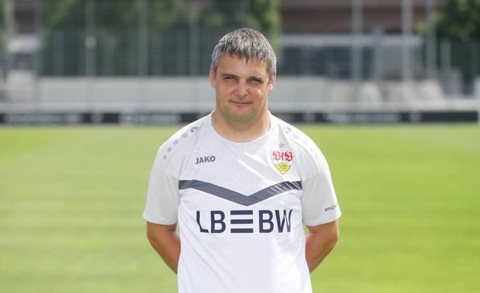 Stuttgart , Fototermin , Zeugwart Jürgen Möhrle ; VfB Stuttgart II ;3.Liga Porträttermin 2024 2025