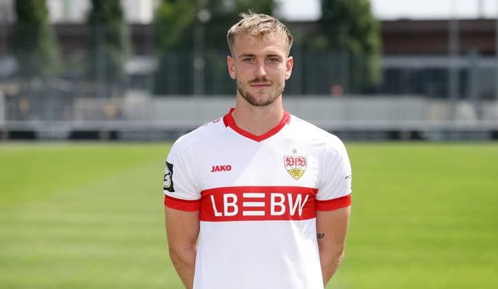 Stuttgart , Fototermin ,Alexander Groiß ; VfB Stuttgart II ;3.Liga Porträttermin 2024 2025