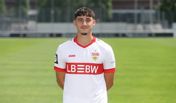 Stuttgart , Fototermin , Luan Simnica ; VfB Stuttgart II ;3.Liga Porträttermin 2024 2025